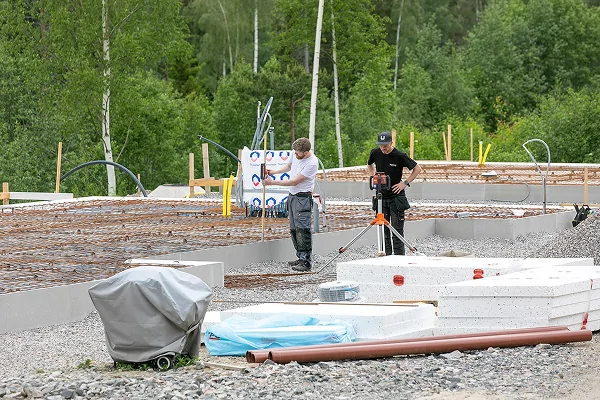 Tekniker från Bryngels i arbete med att borra bergvärme i Sundsvall – del av en komplett installation med fokus på hållbarhet och effektivitet.