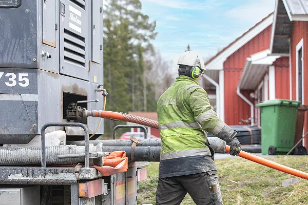bergvarme_nordanstig_bryngels_4 Bryngels tekniker installerar bergvärme i Söderhamn med fokus på kvalitet och effektivitet.
